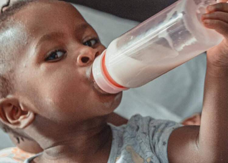 Darle leche de vaca a los bebés puede hacer que padezcan anemia, ¿por qué?