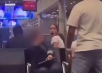 Empresario golpea a mujer por no ceder una silla, muestra de la hostilidad que acecha a Colombia