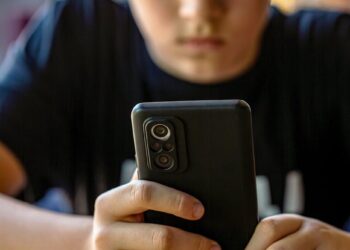 Vida sexual desde el celular: El fácil acceso a la pornografía está afectando a los jóvenes